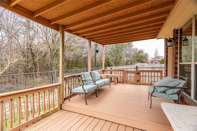 801 Deedee Creek Drive, Euless, TX 76040