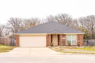 801 Deedee Creek Drive, Euless, TX 76040