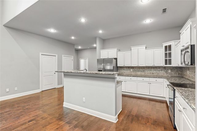 2007 S Dixieland Road B, Rogers, AR 72758