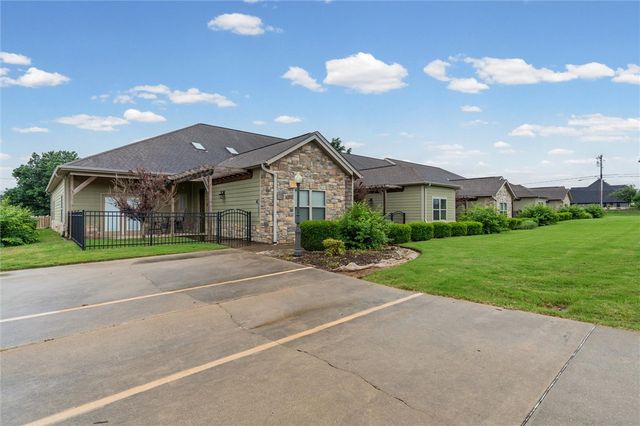 2007 S Dixieland Road B, Rogers, AR 72758