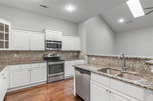 2007 S Dixieland Road B, Rogers, AR 72758