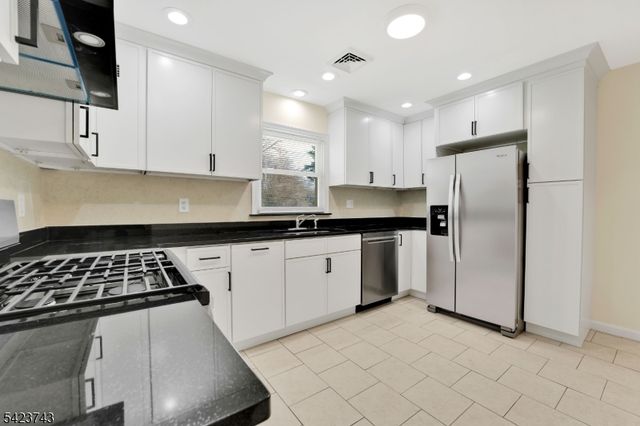 16 Lingert Ave, Clinton Town, NJ 08809