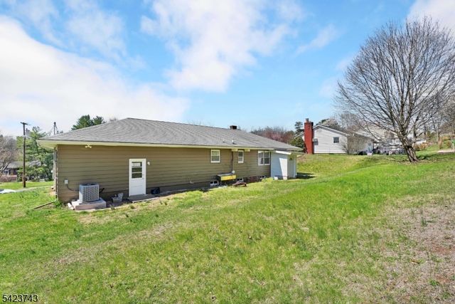 16 Lingert Ave, Clinton Town, NJ 08809