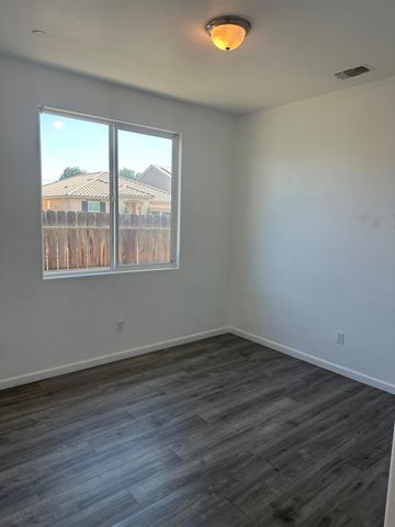 14167 Middleton Avenue, Kerman, CA 93630