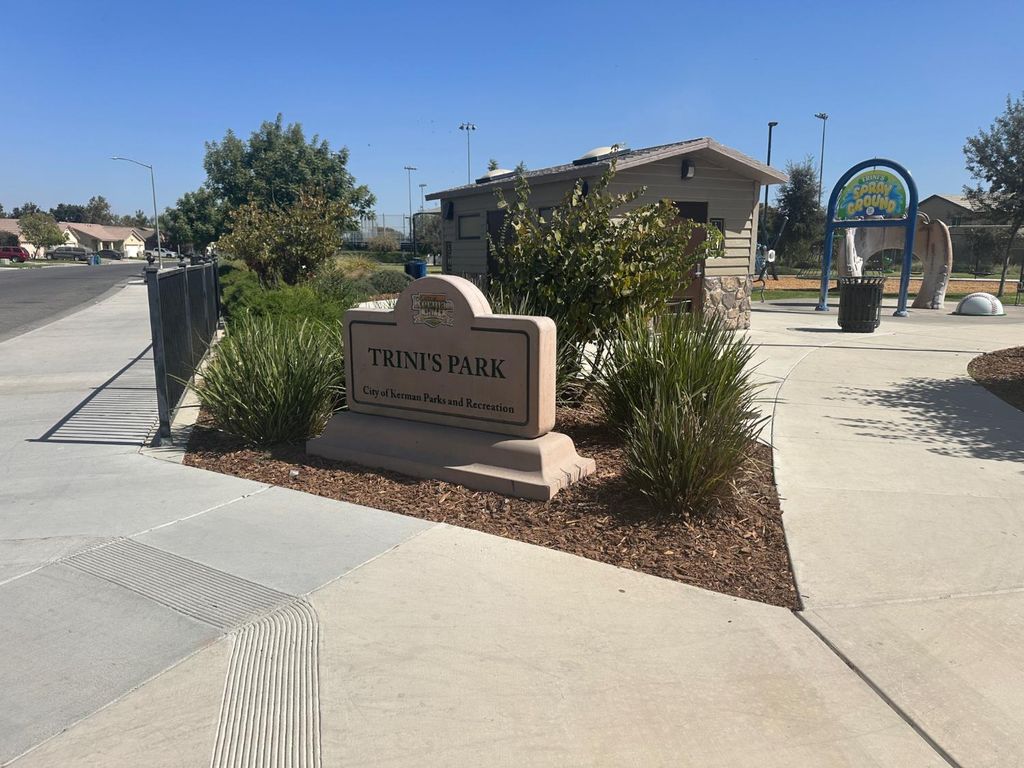 Image 3 of property listing at 14167 Middleton Avenue, Kerman, CA 93630