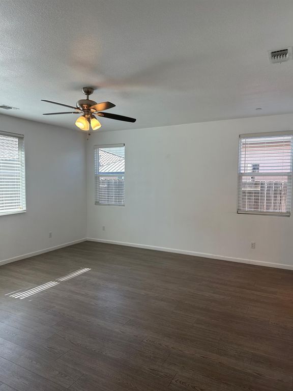 Image 6 of property listing at 14167 Middleton Avenue, Kerman, CA 93630