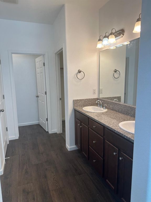 Image 8 of property listing at 14167 Middleton Avenue, Kerman, CA 93630
