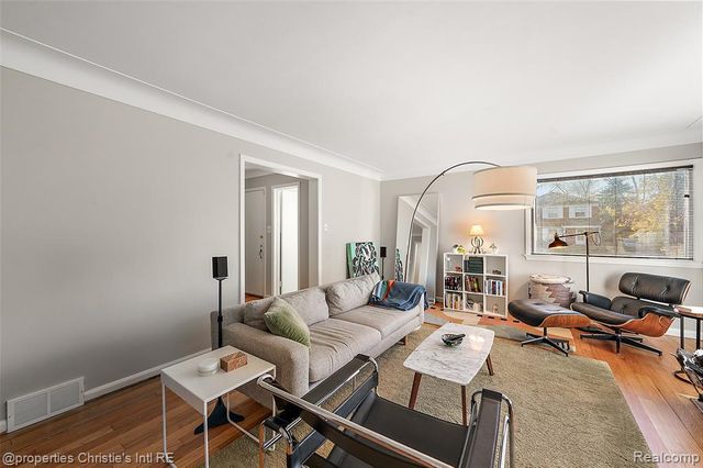 852 Harcourt Road, Grosse Pointe Park, MI 48230