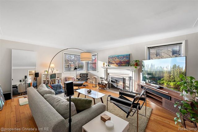 852 Harcourt Road, Grosse Pointe Park, MI 48230