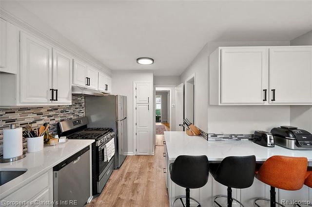 852 Harcourt Road, Grosse Pointe Park, MI 48230