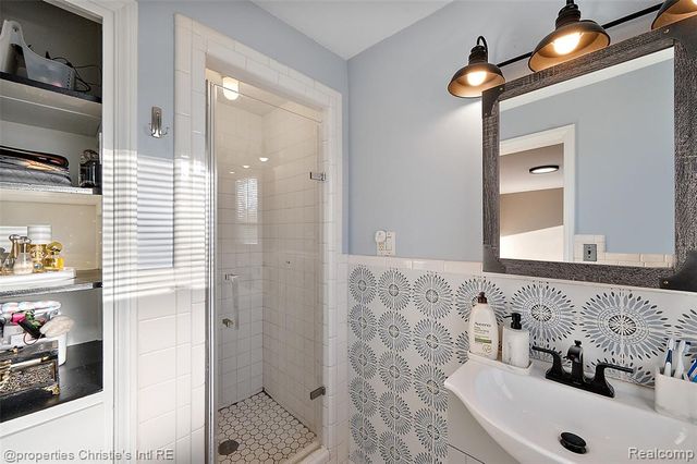 852 Harcourt Road, Grosse Pointe Park, MI 48230