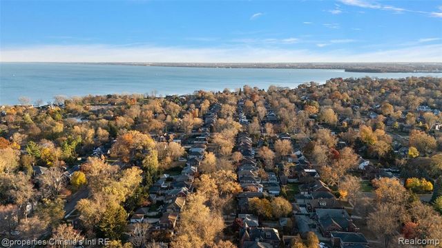 852 Harcourt Road, Grosse Pointe Park, MI 48230