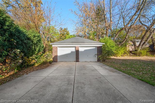 852 Harcourt Road, Grosse Pointe Park, MI 48230