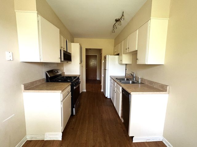 1311 S Finley Road 404, Lombard, IL 60148