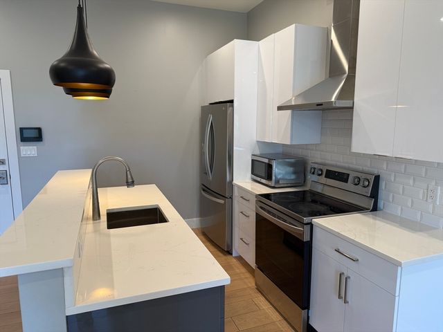 60 Cross St E 207, Somerville, MA 02145