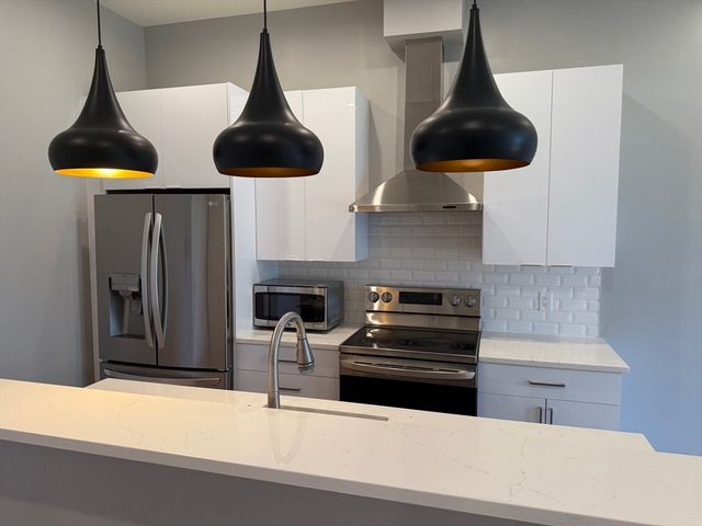 60 Cross St E 207, Somerville, MA 02145