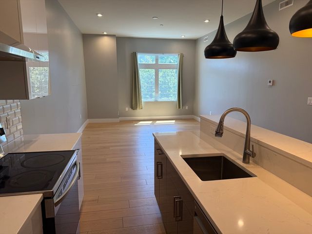 60 Cross St E 207, Somerville, MA 02145