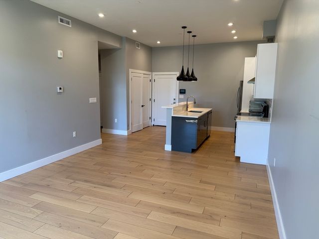 60 Cross St E 207, Somerville, MA 02145