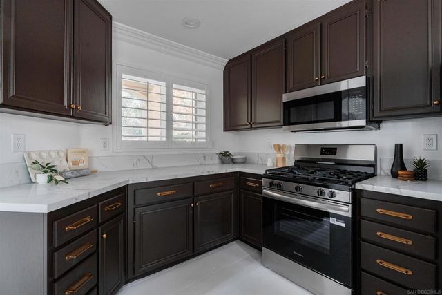 29747 Circle R Ct, Escondido, CA 92026