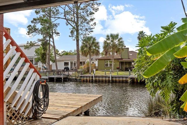 1619 Stanford Rd, Gulf Breeze, FL 32563