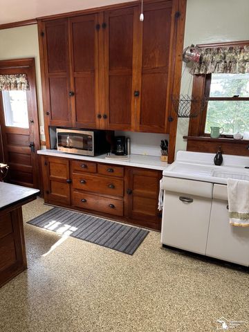 275 W Vesey Street, Petersburg, MI 49270
