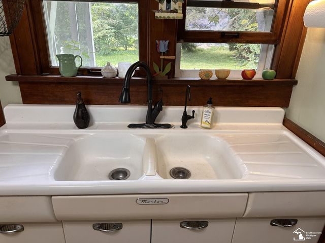 275 W Vesey Street, Petersburg, MI 49270