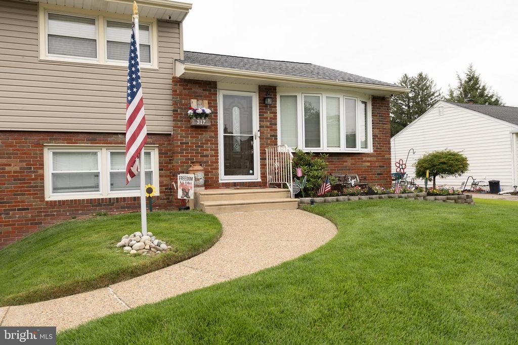 317 CECELIA DR, Blackwood, NJ 08012