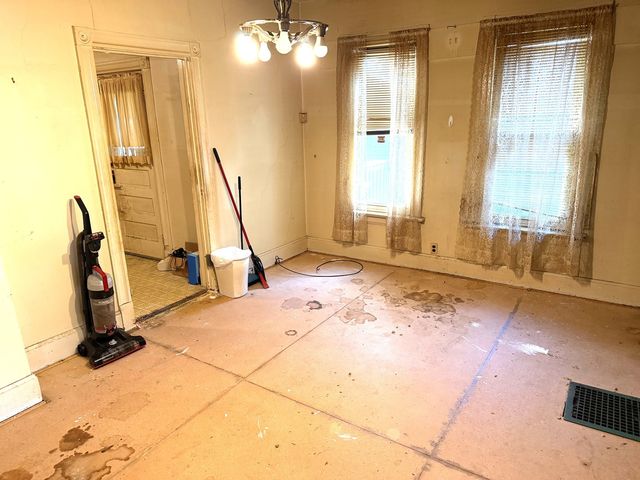 739 N Howell Street, Davenport, IA 52802