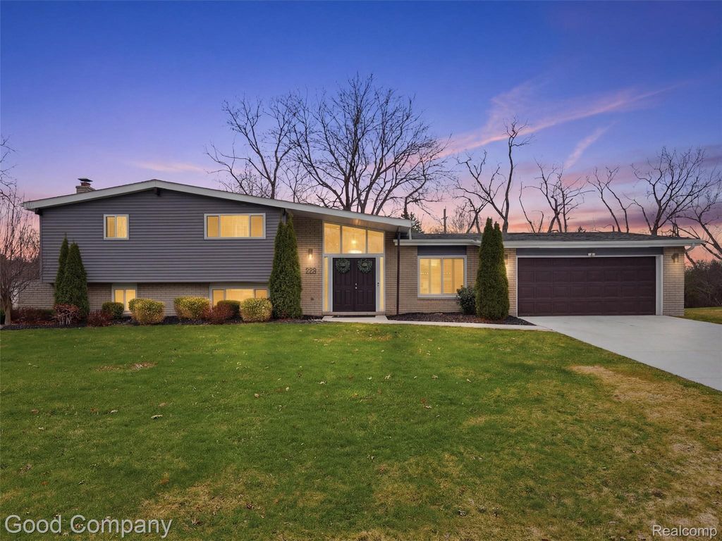 7371 Edinborough, West Bloomfield Charter Township, MI 48322