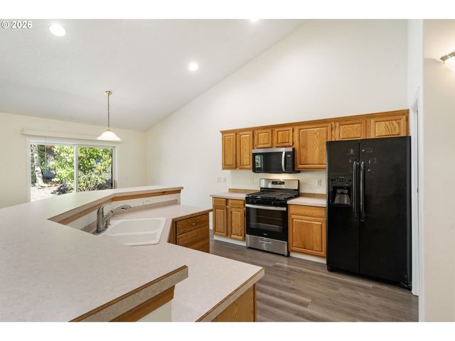 891 WHITETAIL DEER St, Salem, OR 97304