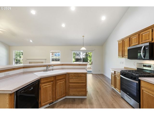 891 WHITETAIL DEER St, Salem, OR 97304