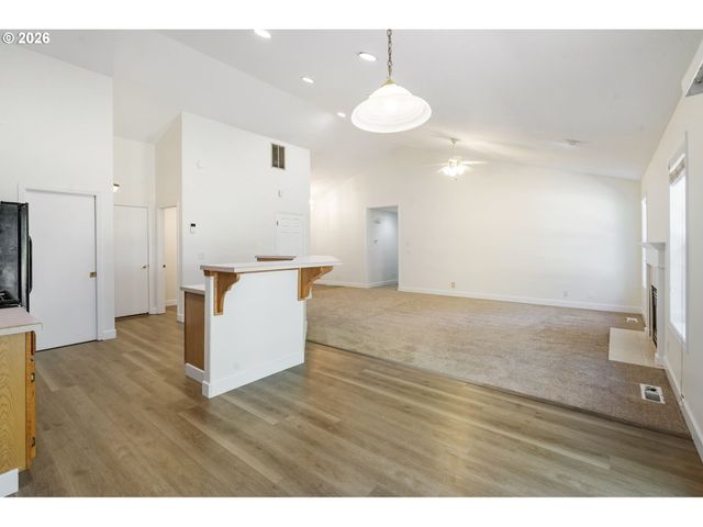 891 WHITETAIL DEER St, Salem, OR 97304
