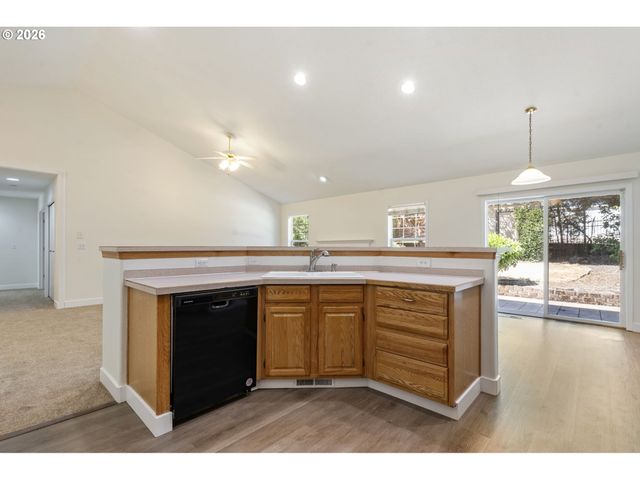891 WHITETAIL DEER St, Salem, OR 97304