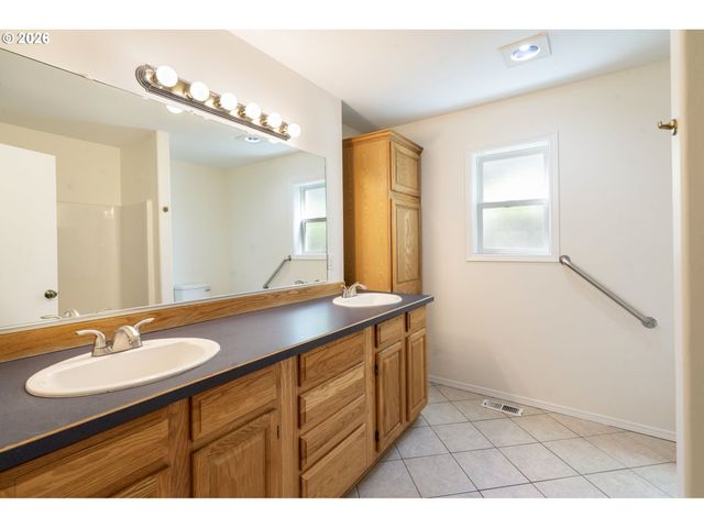 891 WHITETAIL DEER St, Salem, OR 97304