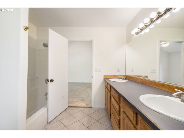 891 WHITETAIL DEER St, Salem, OR 97304