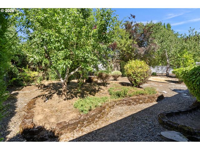 891 WHITETAIL DEER St, Salem, OR 97304