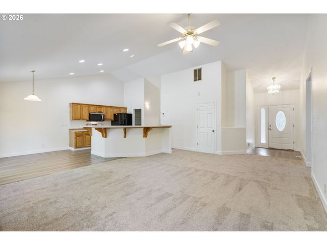 891 WHITETAIL DEER St, Salem, OR 97304