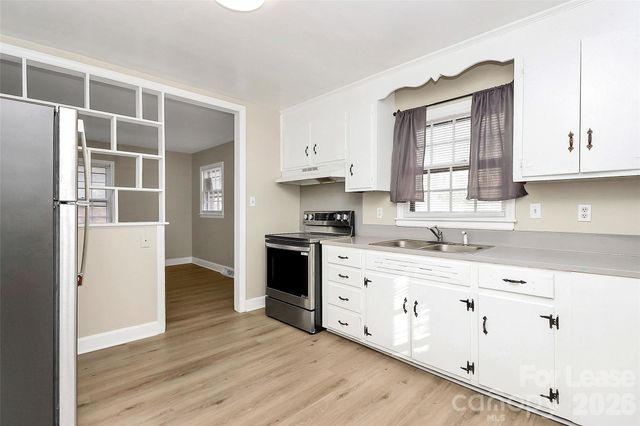 3728 Dresden Drive E, Charlotte, NC 28205