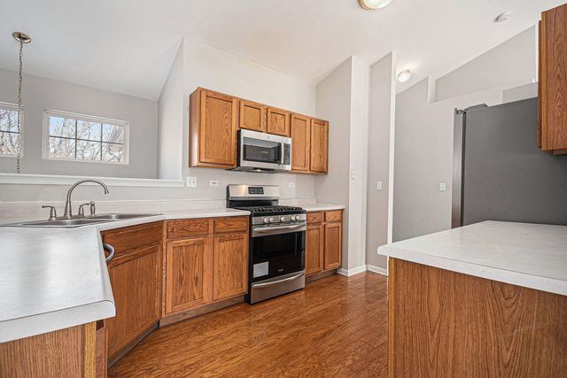 921 Parkhill Circle, Aurora, IL 60502