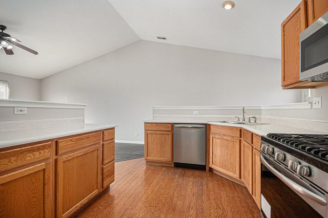 921 Parkhill Circle, Aurora, IL 60502