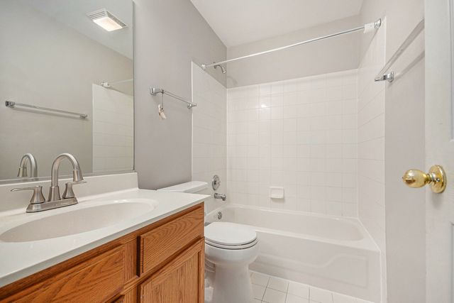 921 Parkhill Circle, Aurora, IL 60502