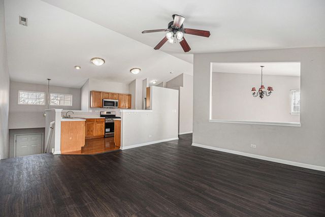 921 Parkhill Circle, Aurora, IL 60502