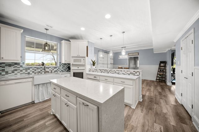 407 Locust Drive, Oak Leaf, TX 75154