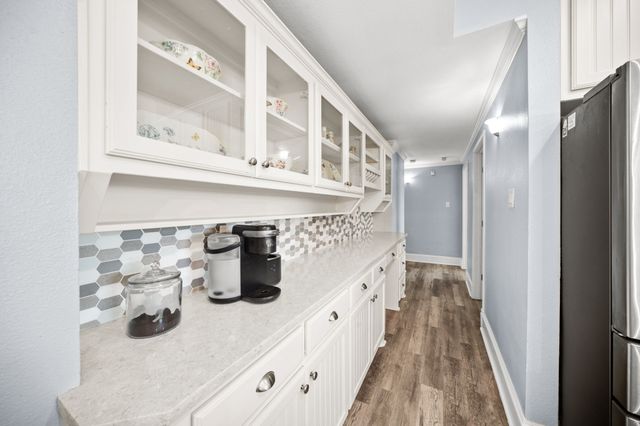 407 Locust Drive, Oak Leaf, TX 75154