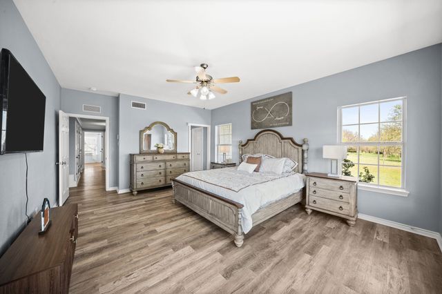 407 Locust Drive, Oak Leaf, TX 75154