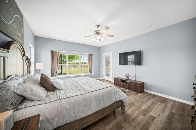 407 Locust Drive, Oak Leaf, TX 75154