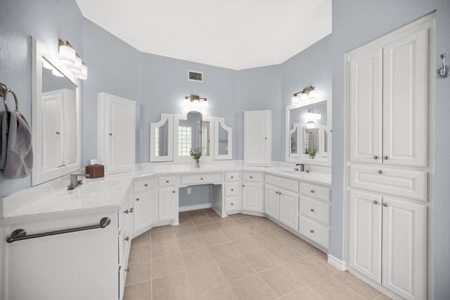 407 Locust Drive, Oak Leaf, TX 75154