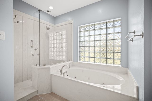 407 Locust Drive, Oak Leaf, TX 75154