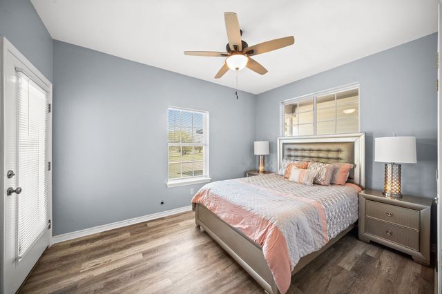 407 Locust Drive, Oak Leaf, TX 75154