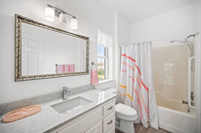 407 Locust Drive, Oak Leaf, TX 75154